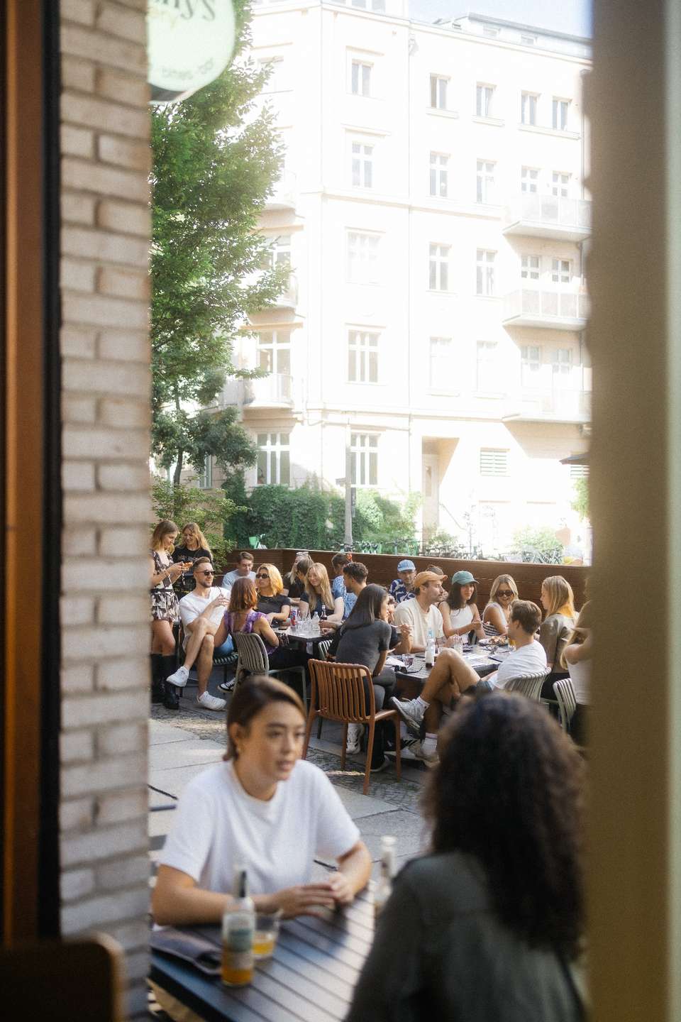Gäste auf der sonnigen Terrasse bei Erchy's